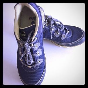 Women’s Ahnu Sugarpine Hiking Shoes 8.5 Navy Blue